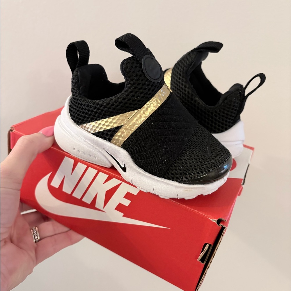 Nike sneakers size 6T